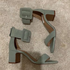 Heeled strappy heels